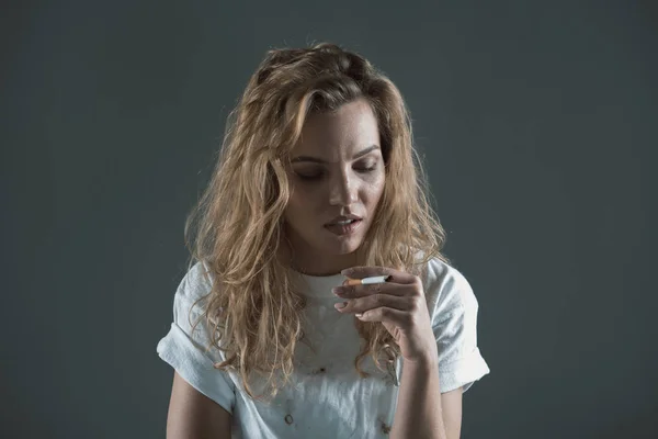 Femme stressée tenant la cigarette dans la main — Photo