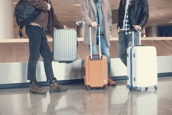 Hommes amis localiser avec des sacs à l'aéroport — Photo