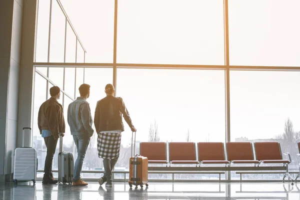 Amis regardant fenêtre à l'aéroport — Photo