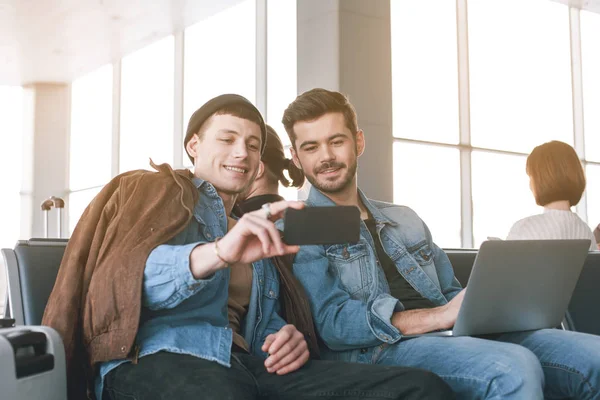 Glada kamrater att göra foton via telefon — Stockfoto