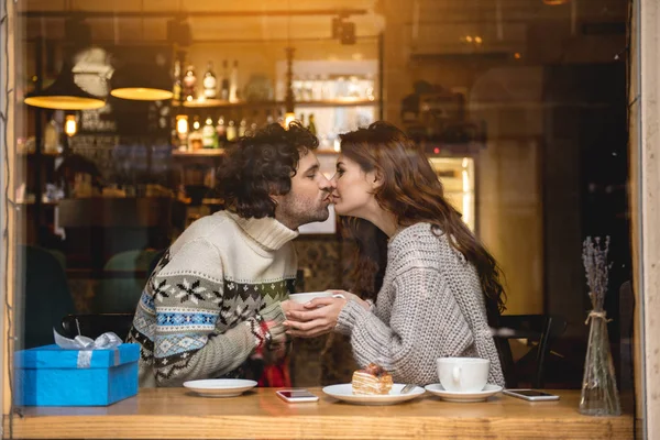 Счастливая любящая пара трогает губы искренним поцелуем — стоковое фото