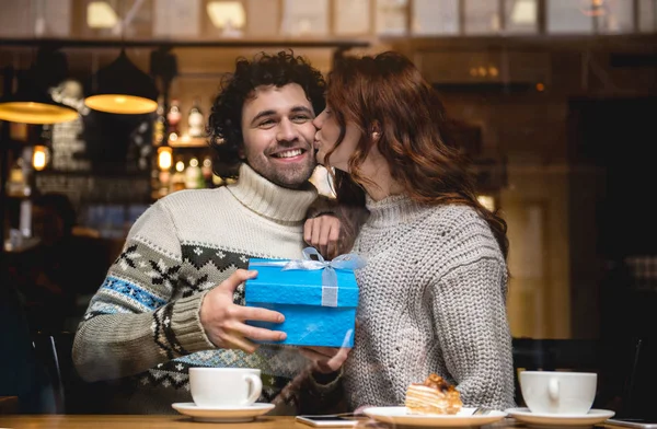 Glad kärleksfull par firar alla hjärtans dag i café — Stockfoto