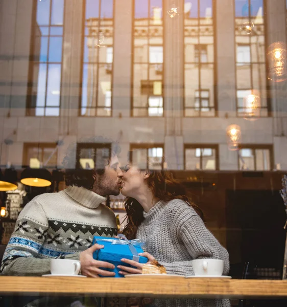 Sensuell ung man och kvinna uttrycker sin kärlek — Stockfoto