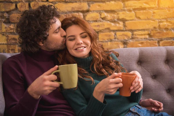 Homem feliz beijando sua namorada com amor — Fotografia de Stock