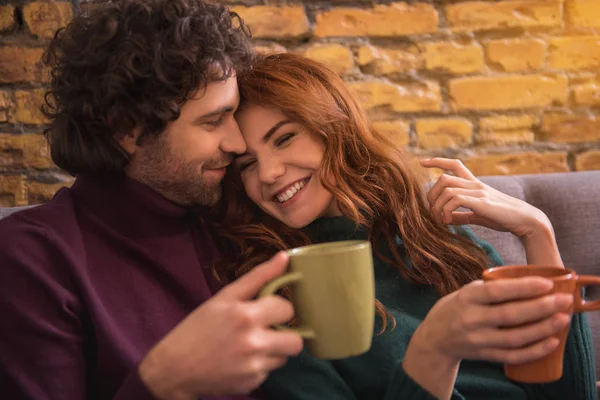 Felice coppia amorevole incontri in caffetteria romantica — Foto Stock