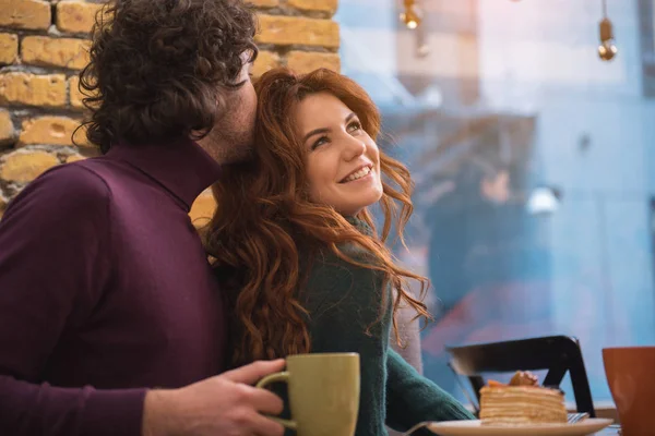 Glada älskare att ha romantisk dag i café — Stockfoto