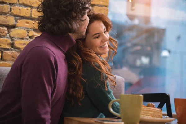 Söta par som kelar med kärlek i restaurang — Stockfoto