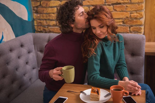 Casal amoroso sensual expressando seus sentimentos gentis — Fotografia de Stock