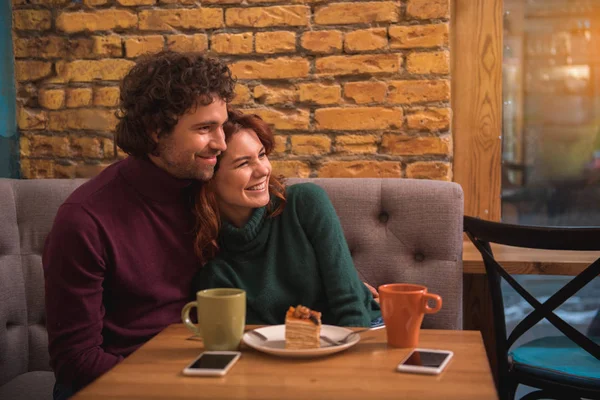 Rilassato giovane uomo e donna incontri in caffè — Foto Stock