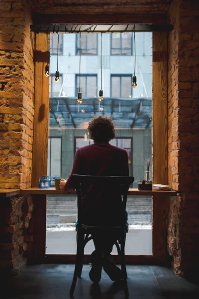 Člověk na dovolené s horký nápoj v kavárně — Stock fotografie