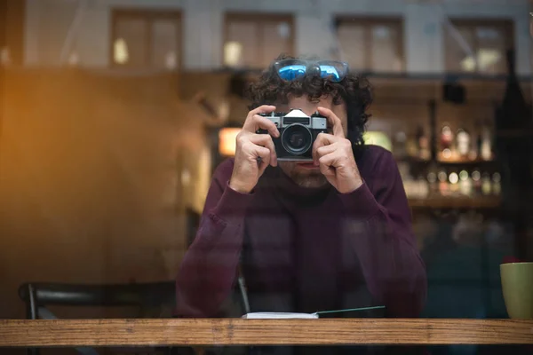 Seriös manlig fotograf tar bilder inomhus — Stockfoto