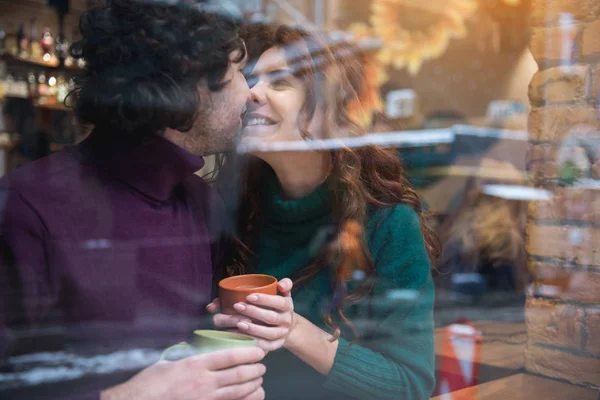 Allegro giovane uomo e donna che esprimono il loro amore — Foto Stock