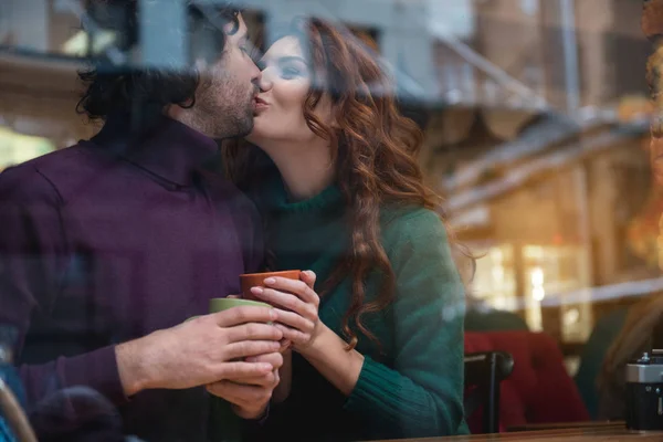Szczęśliwe małżeństwo, ciesząc się pocałować w kawiarni — Zdjęcie stockowe