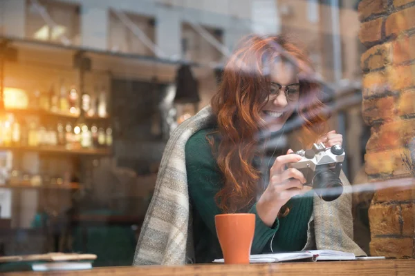 Веселая молодая женщина смотрит в камеру в кафетерии — стоковое фото