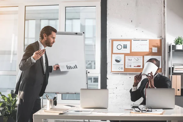 Gerente calificado está gesticulando con molestia — Foto de Stock