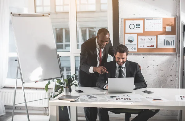 Compañeros alegres están trabajando con placer — Foto de Stock