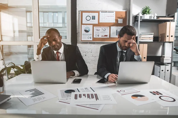 Dos administradores cansados están usando computadoras — Foto de Stock