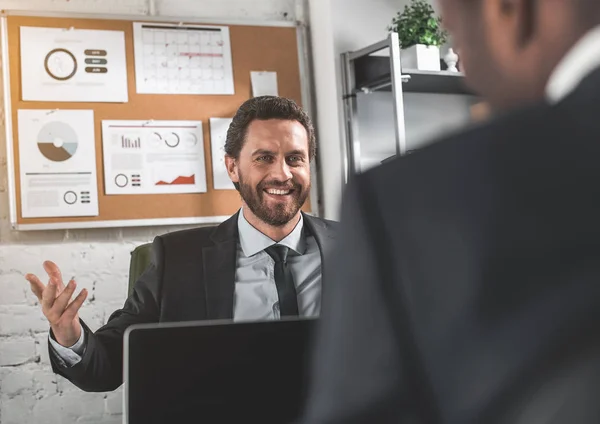 Dos empresarios están discutiendo con sonrisa — Foto de Stock