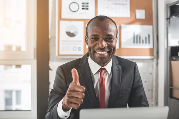 Positieve gekwalificeerde man is het uitdrukken van vreugde bij kantoor — Stockfoto