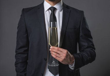 Champaghe bardağı ile genç adam ayakta