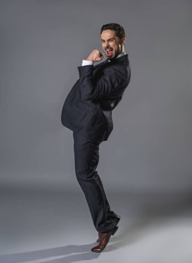 Gülümseyen sevinirler işadamı alınan iyi haber