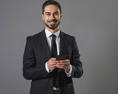 Elinde cep telefonu almak mutlu neşeli sakallı adam