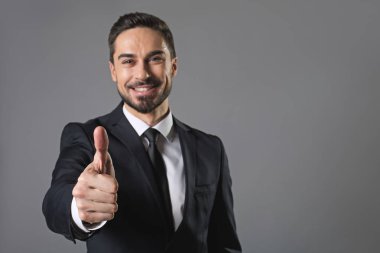 Yaşasın vererek başarılı neşeli sakallı adam