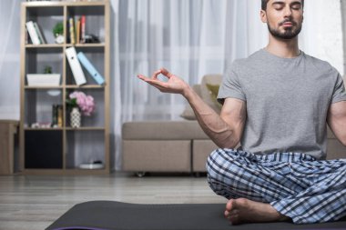 Huzurlu adam pratik Yoga kapalı