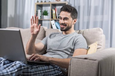 Internet tarafından görüntülü sohbet sahip sevinçli erkek