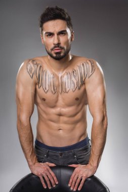Sakin seksi adam gömleksiz ayakta