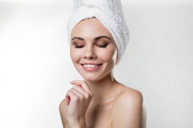 Neşeli genç kadın banyo ile memnun olduğunu