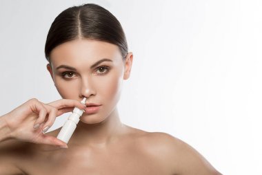 Tedavi için burun damlası kullanan ciddi kız