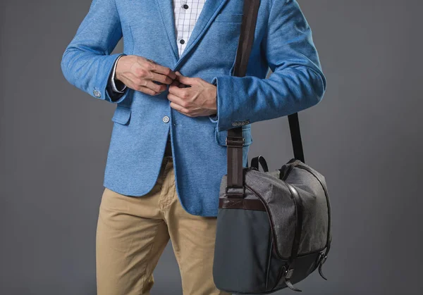 Homem elegante indo com breve-saco — Fotografia de Stock