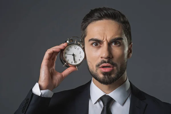 Asustado hombre atento sosteniendo en la mano dormir — Foto de Stock