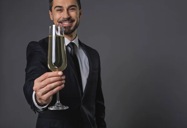 Joven hombre alegre proponer brindis —  Fotos de Stock