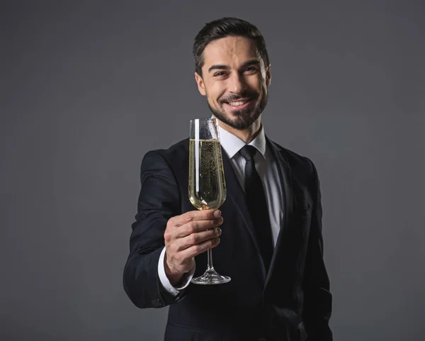 Feliz hombre de negocios sonriente con copa de champán — Foto de Stock