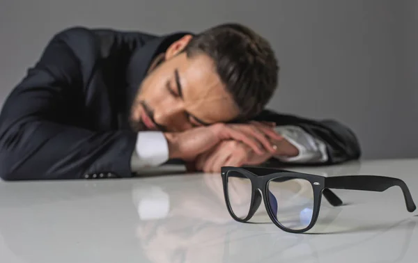 Człowiek zmęczenie po odpoczynku przy biurku — Zdjęcie stockowe