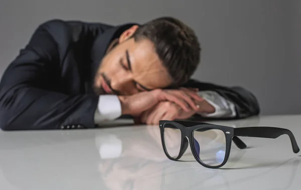 Fadiga homem tendo tempo de descanso na mesa — Fotografia de Stock