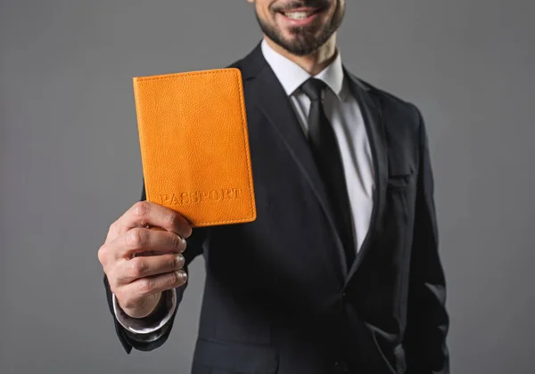 Επιχειρηματίας χαμογελαστός και επιδεικνύοντας διαβατήριο — Φωτογραφία Αρχείου