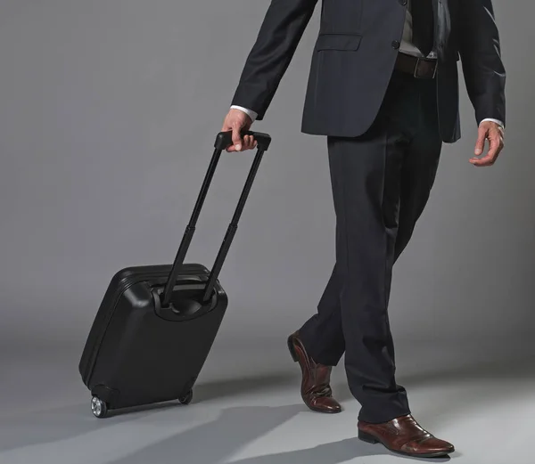 Joven con la bolsa de equipaje —  Fotos de Stock