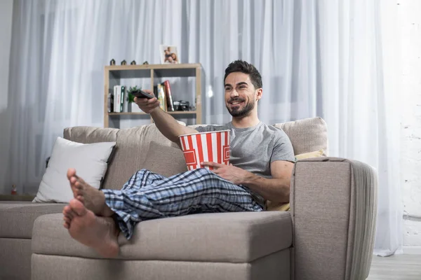 Hombre feliz disfrutando de la película en casa — Foto de Stock