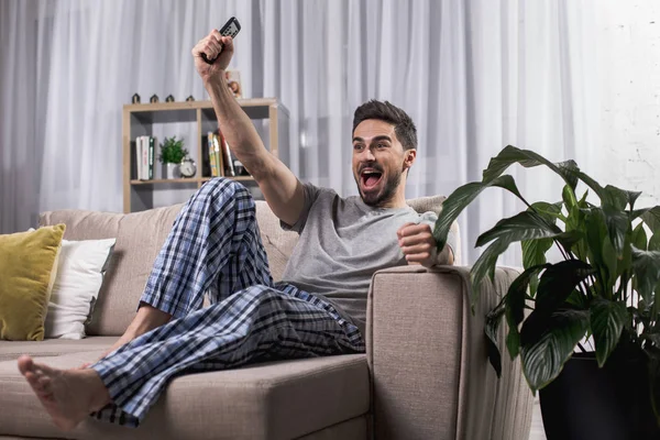 Chico alegre viendo la televisión en casa — Foto de Stock