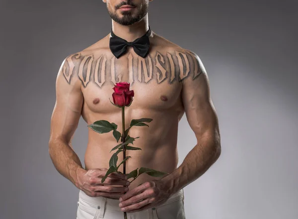花と立っている上半身裸の男 — ストック写真