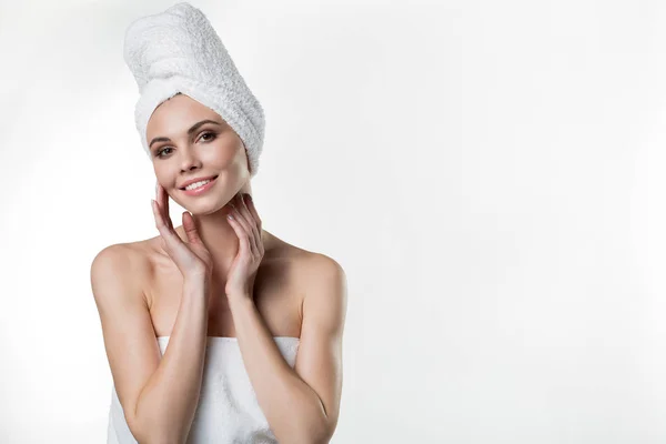 Sensual chica envuelta por una toalla disfrutando de tratamiento de cuidado de la piel —  Fotos de Stock