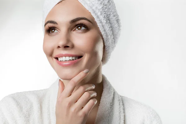 Excited young woman likes skincare treatment at spa — Stock Photo, Image