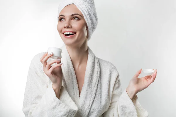 Menina feliz está satisfeito com o produto cosmético — Fotografia de Stock