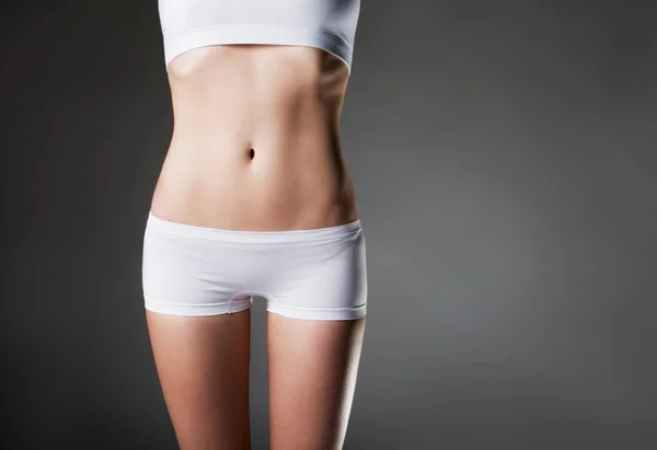 Menina mostrando seu corpo esbelto — Fotografia de Stock