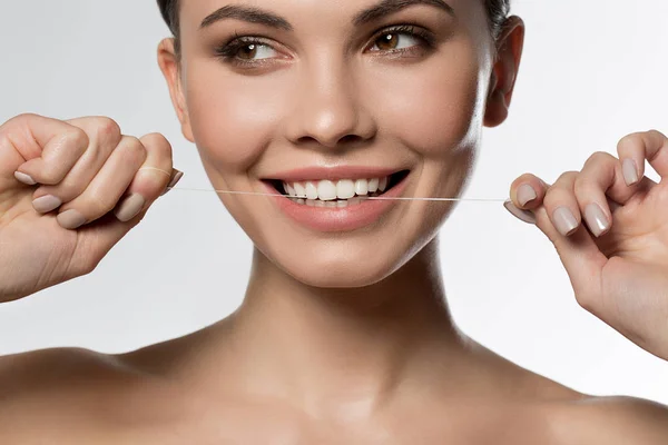 Glad flicka rengöring tänder av särskild tråd — Stockfoto