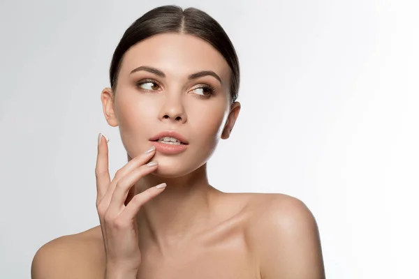 Linda chica poniendo crema en su piel facial — Foto de Stock