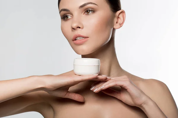 Sinnliches Mädchen präsentiert Kosmetologie für die Hautbehandlung — Stockfoto